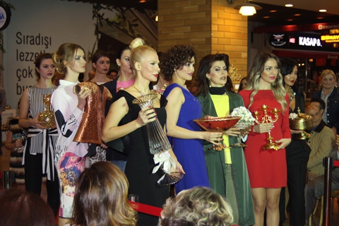 Son Trend...'KADINA ŞİDDETE HAYIR' DEFİLESİ! galerisi resim 17