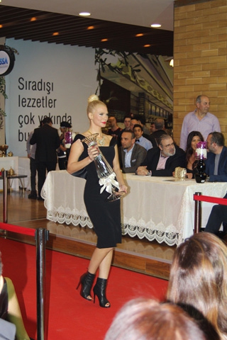 Son Trend...'KADINA ŞİDDETE HAYIR' DEFİLESİ! galerisi resim 3