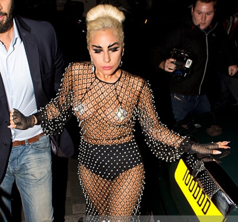 Lady Gaga... LONDRA SOKAKLARINDA TRANSPARAN VE SÜTYENSİZ! galerisi resim 9