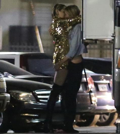 Miley Cyrus - Stella Maxwell... İKİ SEVGİLİ DUDAK DUDAĞA! galerisi resim 7