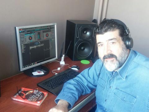 Erdinç Erişmiş... BESTELİYOR, SÖYLÜYOR, RADYOSUNDAN YAYINLIYOR!