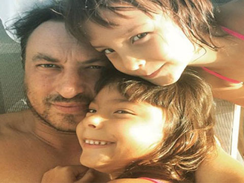 Onur Saylak... İKİZLERİYLE TATİLDE!