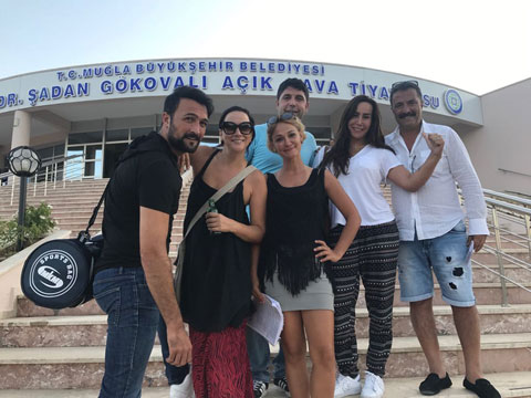 Evlilik Curcunası... DEPREMİN YARALARINI KAHKAHA İLE SARDILAR!