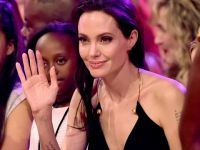 Angelina Jolie... YENİ BİR AŞKA YELKEN AÇTI!..