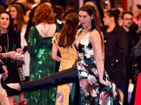 Brooke Shields... GÖRKEMLİ ELBİSENİN ALTINA KEL ALAKA PANTALON!..