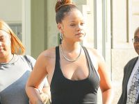 Rihanna... SOKAK DEKOLTESİ YÜREK HOPLATTI!