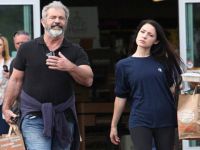 Mel Gibson... 26 YAŞ KÜÇÜK SEVGİLİSİ İLE MANAVDA!..