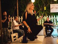 Zeliha Sunal... "KADINLAR ERKEKLER" OYUNUYLA GÜMÜŞLÜK'TE SAHNE ALDI
